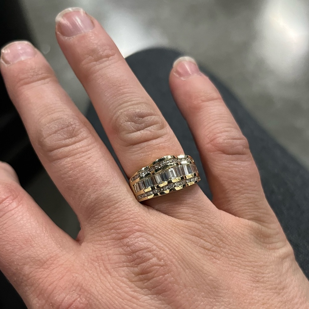 Beautiful! Brand New! Hayes Jewelers Anni/Wedding Band - 14K + Diamonds!